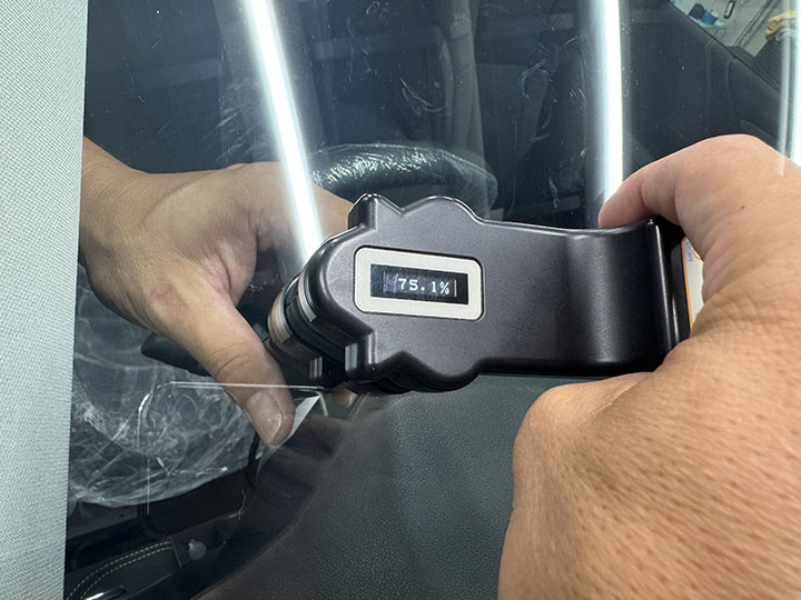 令和6年アウトバックのカーフィルム施工後内側のリアガラス
